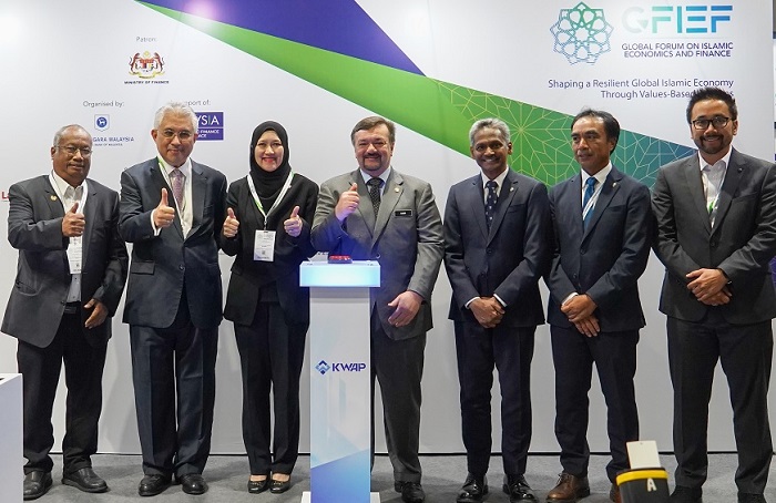 Minister of Finance II Amir Hamzah Azizan (4th from left), officiated the launch of Dana Pemacu with Nik Amlizan Mohamed (3rd from left), CEO of KWAP and other executives. 